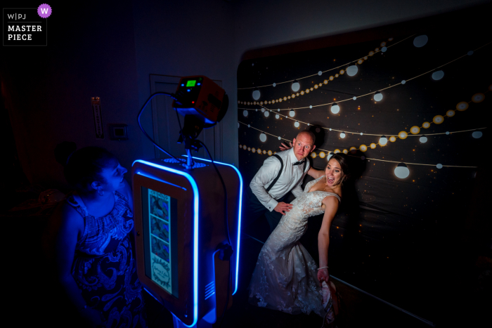 Stone Tower Winery, Virgínia, festa de recepção de casamento, foto premiada que gravou O casal posando para uma foto na cabine de fotos - nos melhores concursos de fotografia de casamento do mundo oferecidos pela WPJA