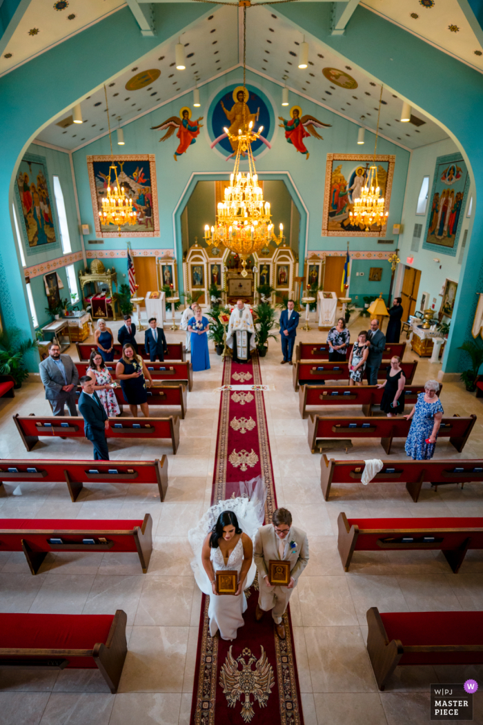 Catedral Ortodoxa Ucraniana de Santo André, cerimônia de casamento em Maryland, imagem premiada mostrando Uma vista aérea do casal saindo da igreja - nos melhores concursos de fotografia de casamento do mundo apresentados pela WPJA