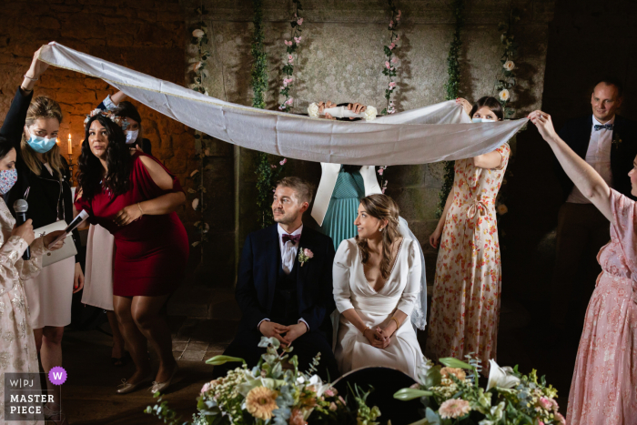 Imagem vencedora do prêmio da cerimônia de casamento na França, mostrando uma troca de votos tradicionais do Irã - das melhores competições de fotografia de casamento do mundo apresentadas pela WPJA