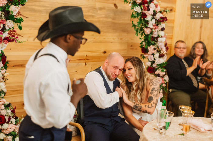 Atkinson Farm, Virginia, preisgekröntes Foto der Hochzeitsempfangsparty, das aufgezeichnet wurde Die Rede des besten Mannes, die den Bräutigam zum Weinen bringt - aus den weltweit besten Hochzeitsfotografie-Wettbewerben, die von der WPJA angeboten werden