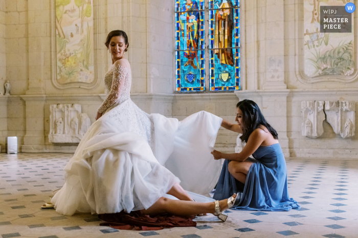 Een topdocumentaire huwelijksfotograaf bij Chateau de Jalesnes maakte dit beeld van de bruid na de ceremonie