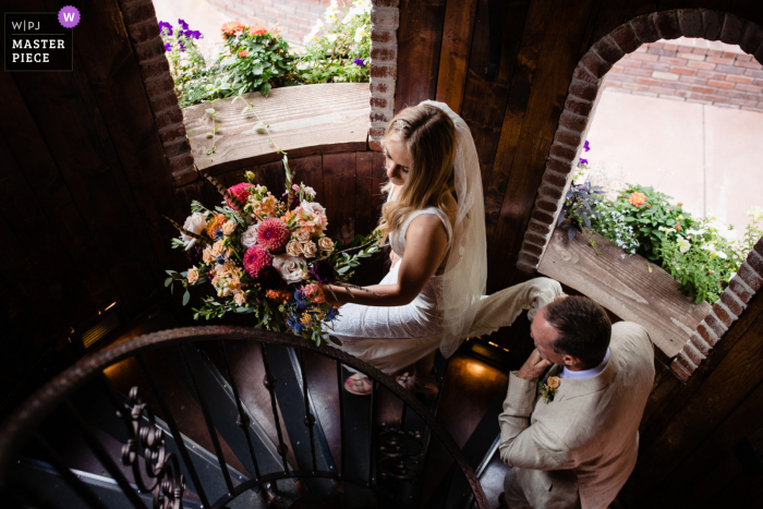 Ein dokumentarischer Hochzeitsfotograf von Larkspur hat diesen Moment festgehalten, in dem die Braut die Wendeltreppe hinauf zur Zeremonie ging