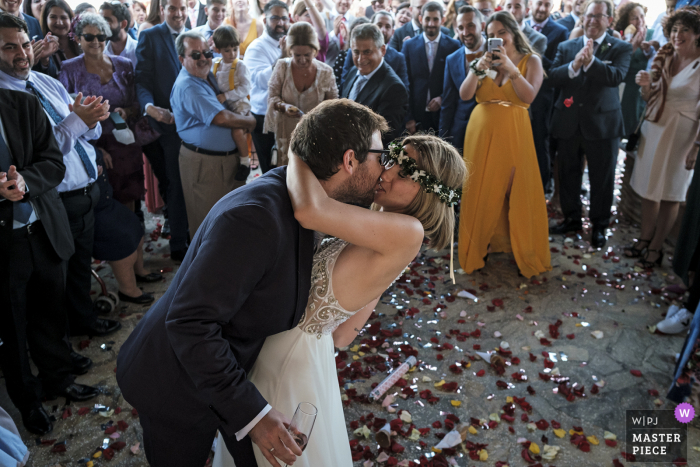 Un fotoperiodista de bodas en España capturó este momento en el Puerto Niza de Torre del Mar Tras la ceremonia un beso instantáneo