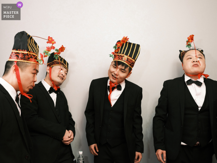 A wedding photojournalist in Hunan captured this picture of The groomsmen in the reception game A wedding photojournalist in Hunan captured this picture of The groomsmen in the reception game