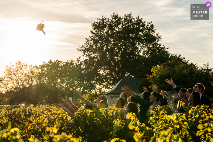 Ein dokumentarischer Hochzeitsfotograf aus Tours hielt diesen Moment auf einem Privatgrundstück fest, während der Blumenstrauß geworfen wurde