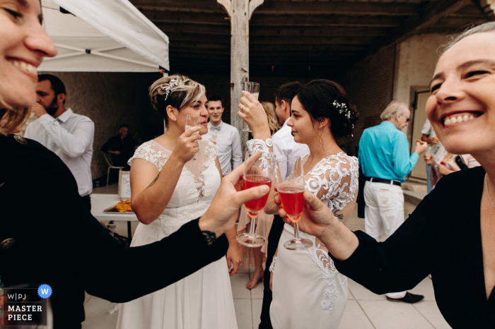 Bekijk dit mooie voorbeeld van de beste trouwfotografie ter wereld in het Chateau des Chézeaux in Indre Tijdens het cocktailuurtje toast