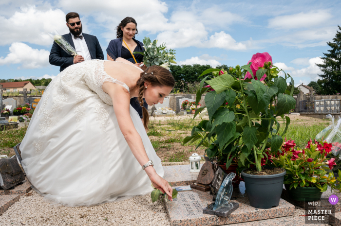 Ein Hochzeitsbild im französischen Dokumentarfilm-Stil in Couches, das einen Moment der Braut auf dem Friedhof zeigt und über die Vergangenheit nachdenkt