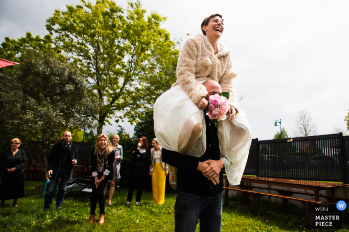 Fotoreporter ślubny w Bretanii uchwycił ten moment z miejsca ceremonii w domu Szczęśliwej Panny Młodej