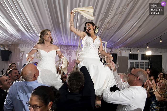 Vea este divertido momento en la imagen de la boda de Windows on the Water en Frogbridge de las novias durante la hora