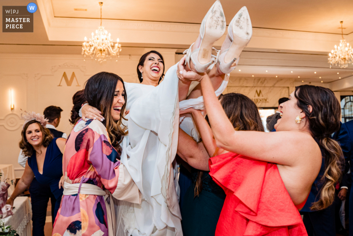 A Jaen documentary-style wedding image showing a moment at the Restaurante Majestic in Arjona illustrating that Sharing your big day with your friends is unforgettable