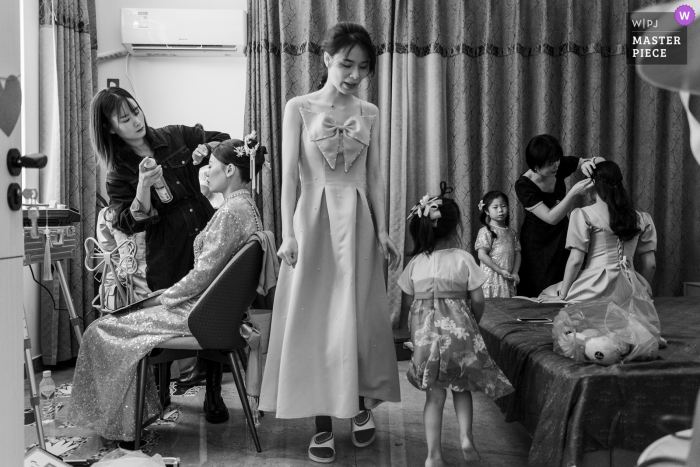 A wedding photojournalist in Zhejiang captured this moment of the bride and bridesmaid making up