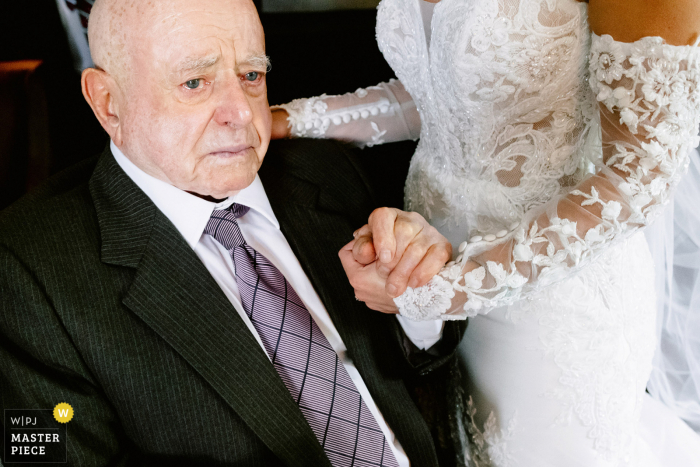 Veja este momento emocionante na Willowdale Estate em Topsfield, MA, foto de casamento do avô vendo sua neta em seu vestido de noiva