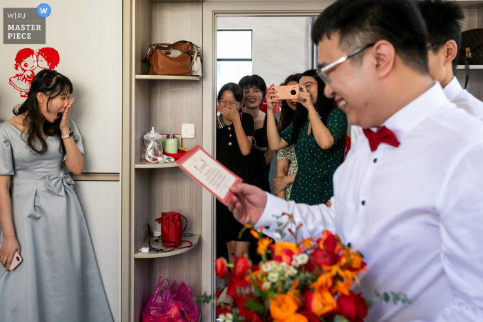 Um importante fotojornalista de casamento de Zhejiang criou esta imagem mostrando O noivo estava fazendo um juramento