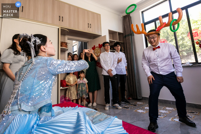 Een huwelijksfotojournalist in Zhejiang legde dit moment vast en liet zien dat de bruidegom spelletjes speelt met de bruidsmeisjes