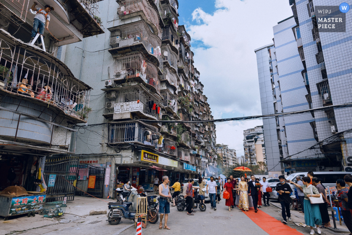 Een documentaire trouwfotograaf in Fujian maakte deze foto van De scène van de bruidegom en de bruid die het huis verlaten