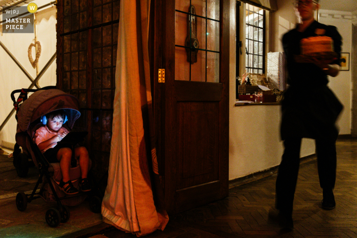 Um documentário fotógrafo de casamento de Norfolk capturou este momento em Voewood nos mostrando um jovem convidado de casamento perto da pista de dança