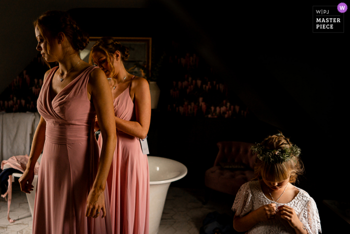 Um fotógrafo documental de casamentos famoso de Cotswold, do Reino Unido, criou esta imagem de meninas se preparando