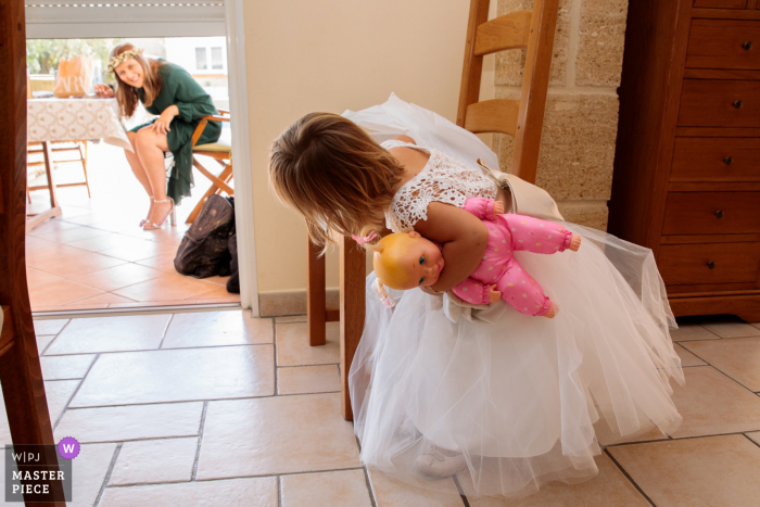 Um fotógrafo de reportagem de casamento da Occitânia capturou esta menina observando o que está acontecendo sob o obturador