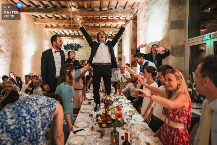 View this sensational Pleurtuit wedding image of the best man on the honor table dancing over glasses and plates View this sensational Pleurtuit wedding image of the best man on the honor table dancing over glasses and plates