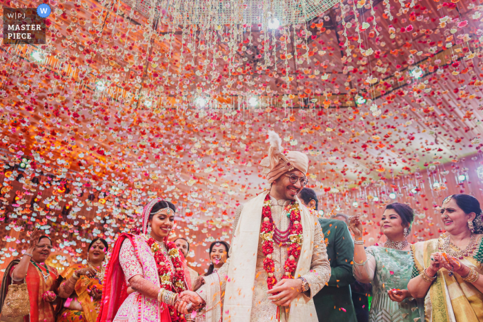 Een bruiloftsfotograaf uit Mumbai op de grond van Ajmera I-land maakte deze foto van De bruid en bruidegom houden hun handen vast en nemen zeven rondes rond de Agni en beloven voor eeuwig bij elkaar te zijn tijdens The 7 Pheras of de Saptapadi