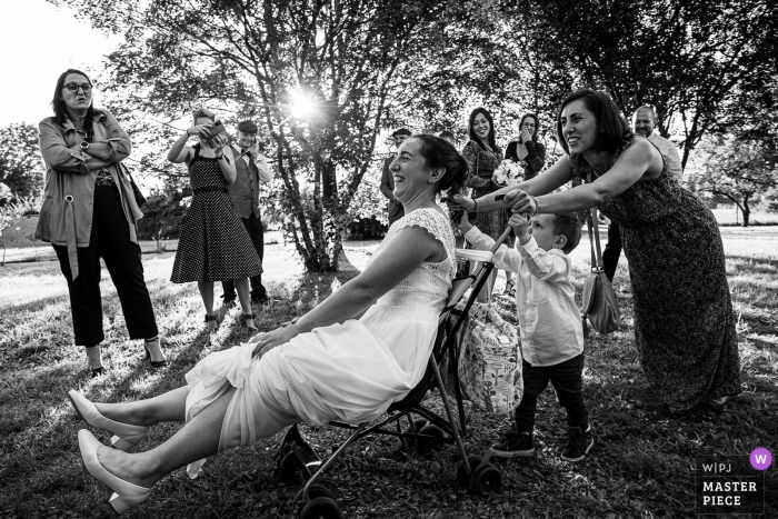 Um fotógrafo de reportagem de casamento de Nancy tirou esta foto em BW de um carro infantil, um carro noiva