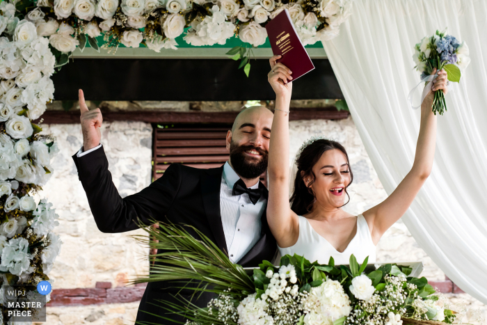 Veja este belo exemplo do melhor da fotografia de casamento do mundo de Bursa, Bey Konagi dos recém-casados ​​comemorando com os braços para cima