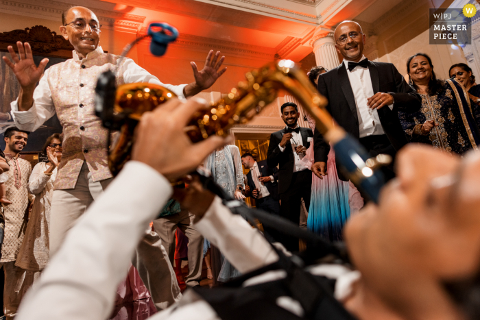 Um importante fotógrafo de reportagens de casamento do Reino Unido na Hedsor House tirou esta foto de um saxofonista em uma festa de recepção de casamento