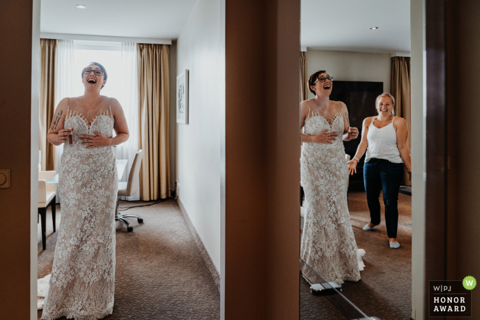 Un ottimo esempio di fotogiornalismo di matrimonio in Germania da una splendida location per matrimoni a Bochum, il Mercure Hotel, che mostra i preparativi della sposa di buon umore