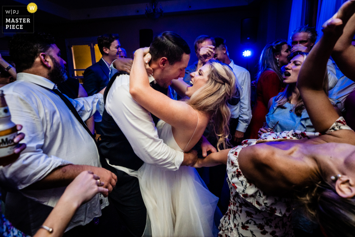 Un destacado fotógrafo documental de bodas de Filadelfia creó esta imagen que muestra a la pareja viviendo sus mejores vidas durante la última canción de su fiesta de recepción.