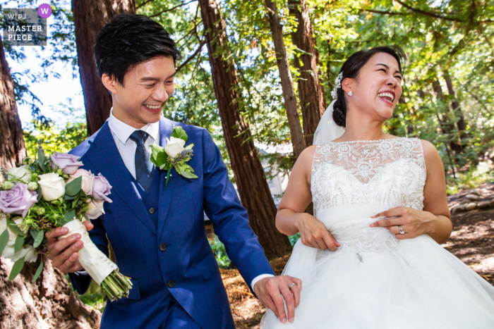 Un grand photojournaliste de mariage de San Francisco a créé cette image de la mariée disant au marié, chérie, enlève la petite créature de ma robe de mariée