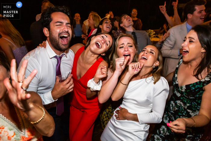 Un fotógrafo de bodas documental de California capturó este momento en The Mountain Terrace en Woodside mostrando que no hay nada más feliz que una novia bailando y cantando con amigos.