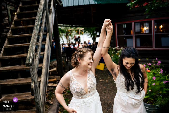 Ein dokumentarischer Hochzeitsfotograf im Timberlock Camp in Indian Lake, NY, hat dieses Bild von Ein freudiger Moment beim Verlassen der Zeremonie aufgenommen