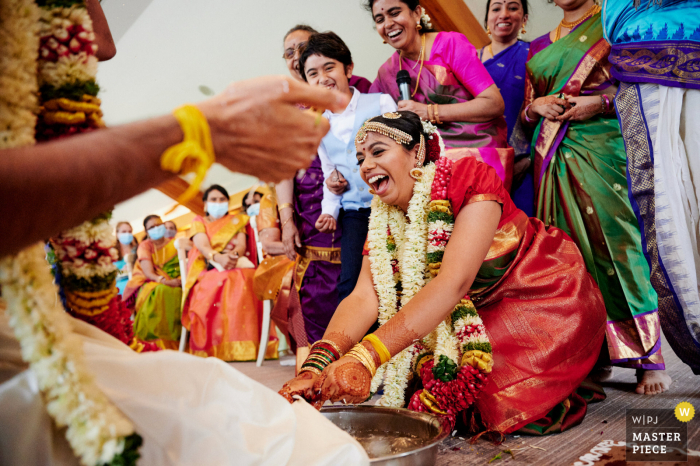 Un famoso fotografo di reportage di matrimonio a Londra ha catturato questa foto dei giochi di nozze indù