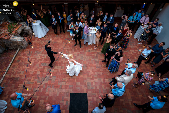 Uma fotógrafa de documentários de casamento do Patapsco Female Institute em Ellicott City, Maryland, tirou esta foto do casal entrando em sua recepção de casamento sob aplausos.