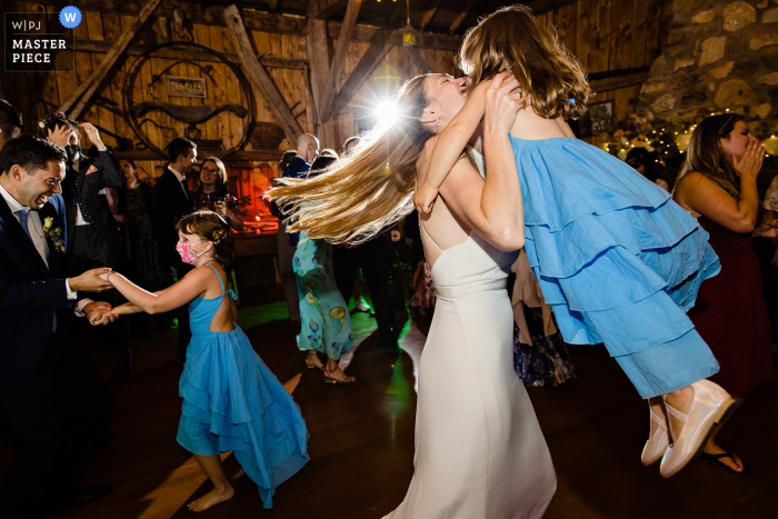 Vea esta sensacional imagen de boda en Bar Harbor, Maine de una novia bailando con una niña de las flores