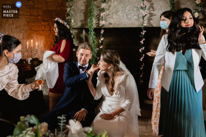 Ein dokumentarischer Hochzeitsfotograf aus Paris hat diesen vielschichtigen Moment einer iranischen Zeremonie mit Masken festgehalten