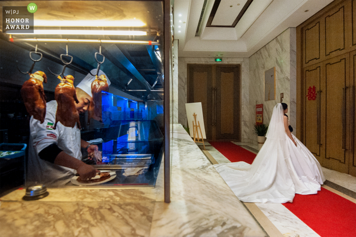 An exceptional Henan wedding photojournalism sample by a professional China photographer communicating The bride is waiting for the entrance, and the chef is working around the clock to prepare the food 