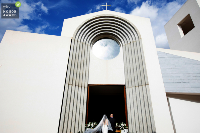 Ein außergewöhnliches Trapani-Hochzeitsbild von einem professionellen italienischen Fotografen in der Kirche Madonna di Fatima, das den Beginn der religiösen Zeremonie in Sizilien zeigt