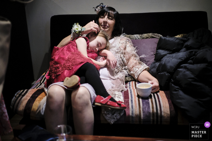 Le photojournaliste de reportage de mariage du Cambridgeshire a créé cette image à l'hôtel Old Bridge à Huntingdon, au Royaume-Uni, de la mère du marié assise sur un canapé