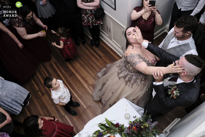 Un'eccezionale immagine del matrimonio nel Cambridgeshire realizzata da un fotografo professionista di Huntingdon UK all'Old Bridge Hotel che mostra una versione alternativa della torta tagliata e fracassata