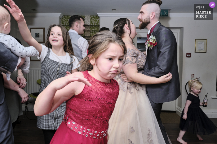 Le photographe de reportage de mariage du Cambridgeshire a capturé ce moment à l'hôtel Old Bridge à Huntingdon - quelques enfants lors de la première danse du petit mariage