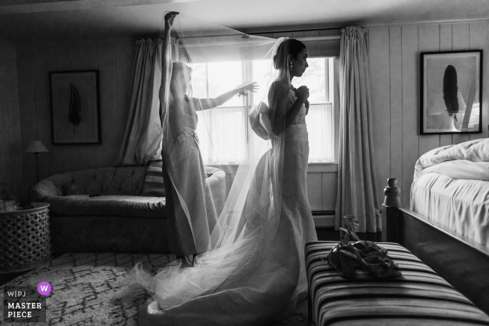 Una foto de boda documental en blanco y negro de Stowe, Vermont de Edson Hill Farm of the Bride y su madre preparándose con un momento realmente tierno