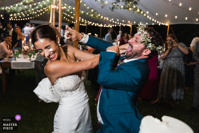 Uma divertida fotografia documental de casamento em São Francisco mostrando as coisas rapidamente se transformaram em punhados de bolo sendo esmagados um no rosto do outro Uma divertida fotografia documental de casamento em São Francisco mostrando as coisas rapidamente se transformaram em punhados de bolo sendo esmagados um no rosto do outro