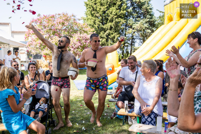 Beste Ardeche-documentaire huwelijksfotografie met een man Power Flower bij de ingang van de buitenceremonie