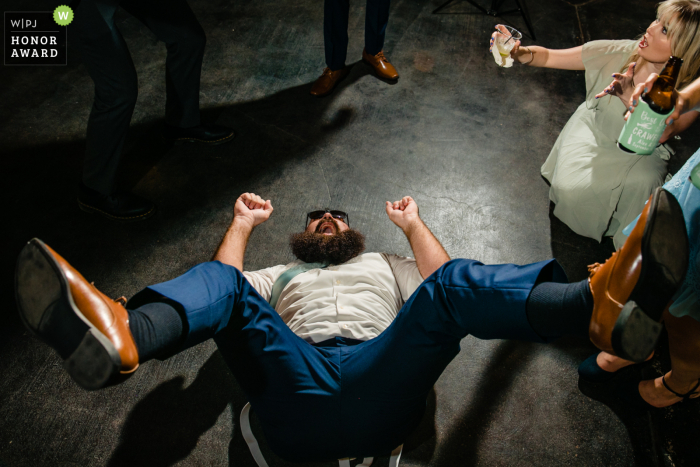 Een buitengewone trouwfoto van een Bergheim Ranch-evenementlocatie door een professionele fotograaf uit Texas die gasten laat zien die dansen op de receptielocatie