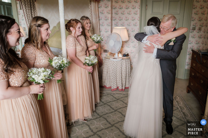 Beste documentaire trouwfotografie in Leicestershire van het Kilworth House met de reactie van de vader van de bruid bij het zien van zijn dochter in haar jurk