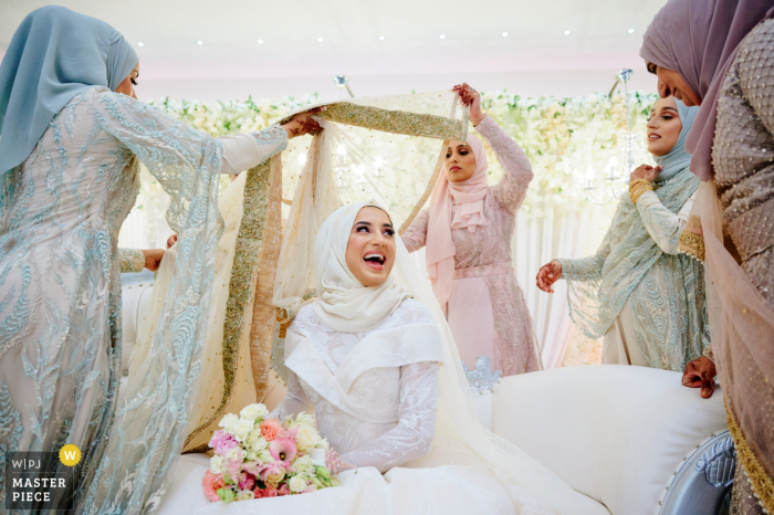 Il fotografo di reportage di matrimonio di Birmingham, Regno Unito, ha catturato questo momento mostrando una sposa musulmana felice che guarda sua madre