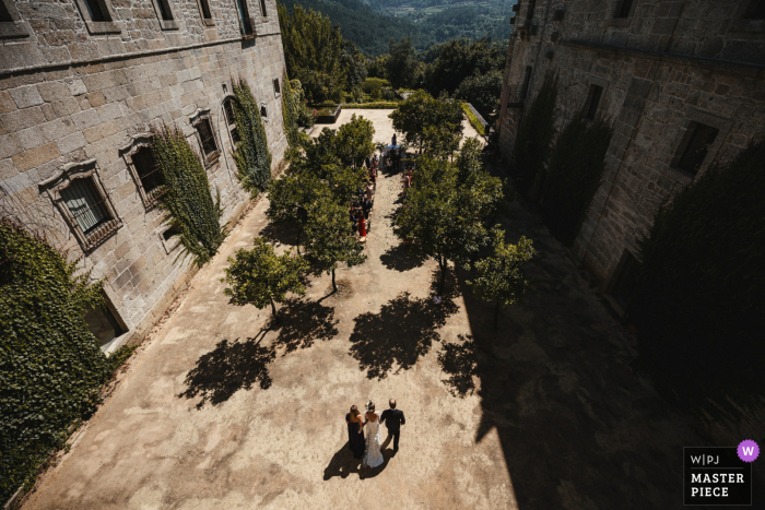 Der portugiesische Hochzeitsreportage-Fotograf hielt diesen Moment in der Pousada Mosteiro Amares fest, als die Braut in Santa Maria do Bouro eintrat