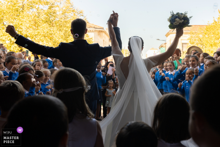 Le photographe documentaire de mariage de Bordeaux a créé cette image du couple sortant de l'église