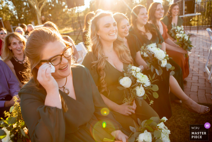 La mejor foto de boda documental de Sedona de Sky Ranch Lodge en Arizona que muestra a algunos invitados a la boda llorar de alegría